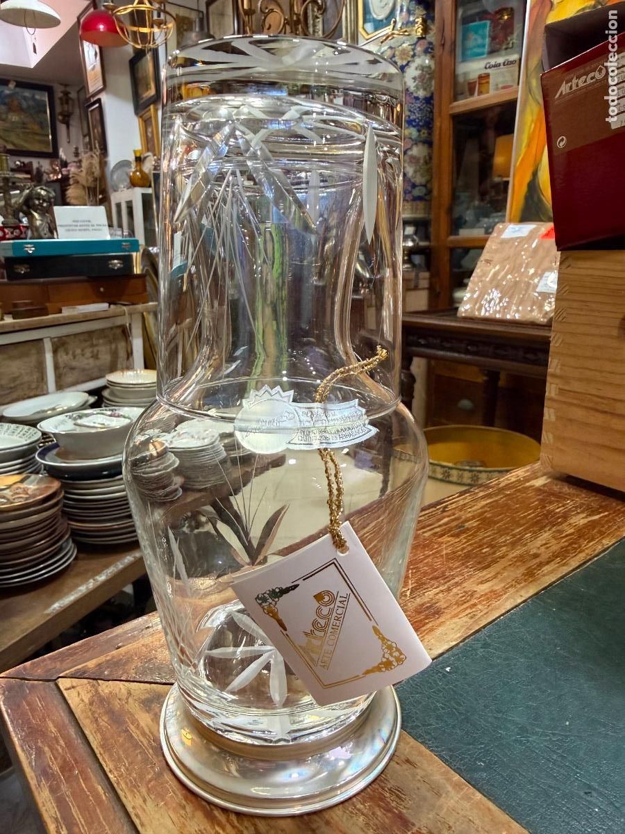 Vintage: BOTELLA Y VASO A JUEGO EN CRISTAL TALLADO CON BASE EN PLATA DE LEY - MEDIDA TOTAL 20 CM