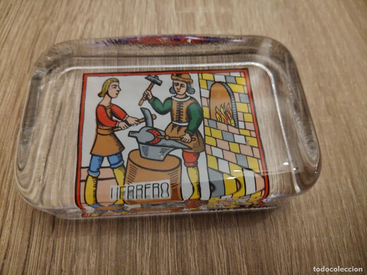 Vintage: Antiguo pisapapeles de cristal -motivo (herrero)- artespa&ntilde;a