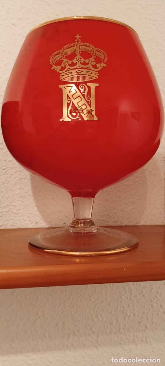 Vintage: Copa roja cristal con escudo dorado de los a&ntilde;os 60
