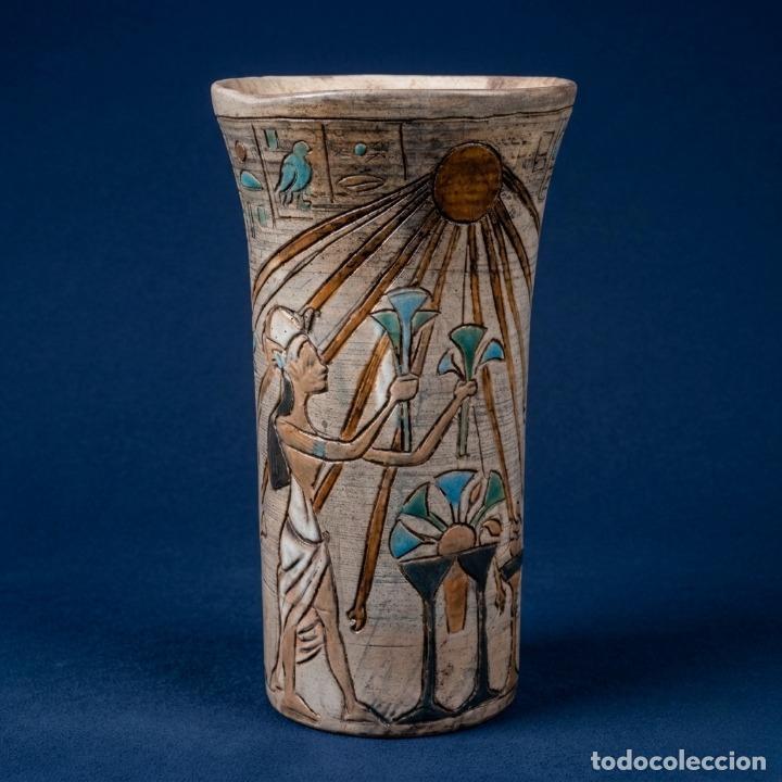 Vintage: Jarr&oacute;n Cer&aacute;mica Artesanal Neo-Egipcio &rdquo;Pi&egrave;ce Unique&rdquo;. Escena Dios At&oacute;n y Lotos. 26cm. 1,9kg. A&ntilde;os 70