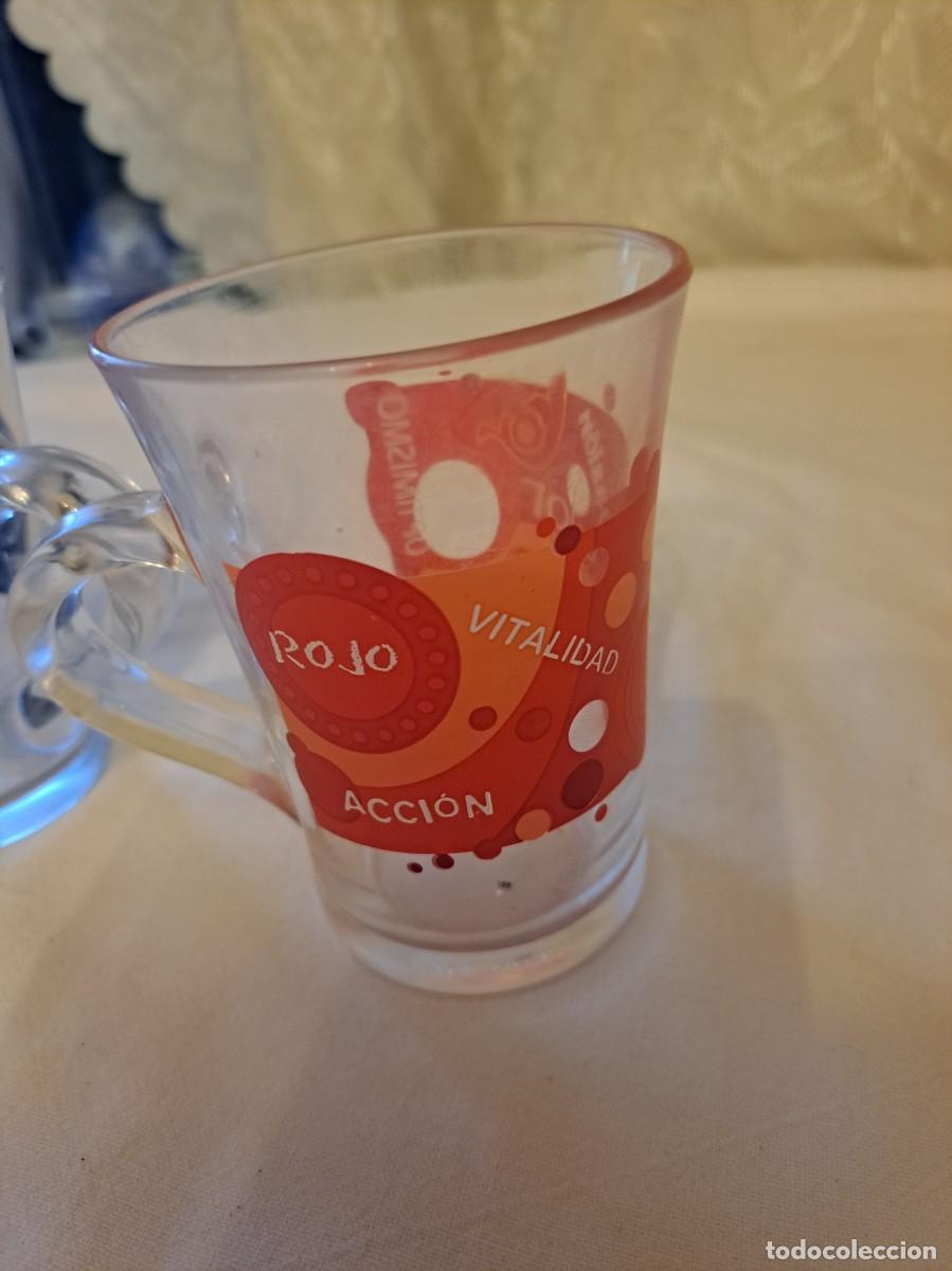 Vintage: taza de t&eacute; de cristal, en rojo con significado del color.