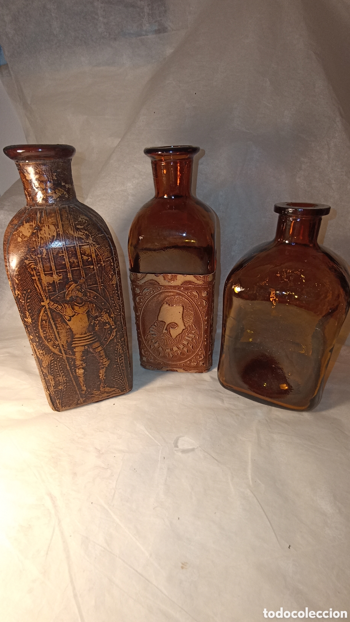 Vintage: Lote 3 Botellas Vintage Vidrio &Aacute;mbar y Cuero Repujado - Don Quijote y Cervantes (A&ntilde;os 60/70)
