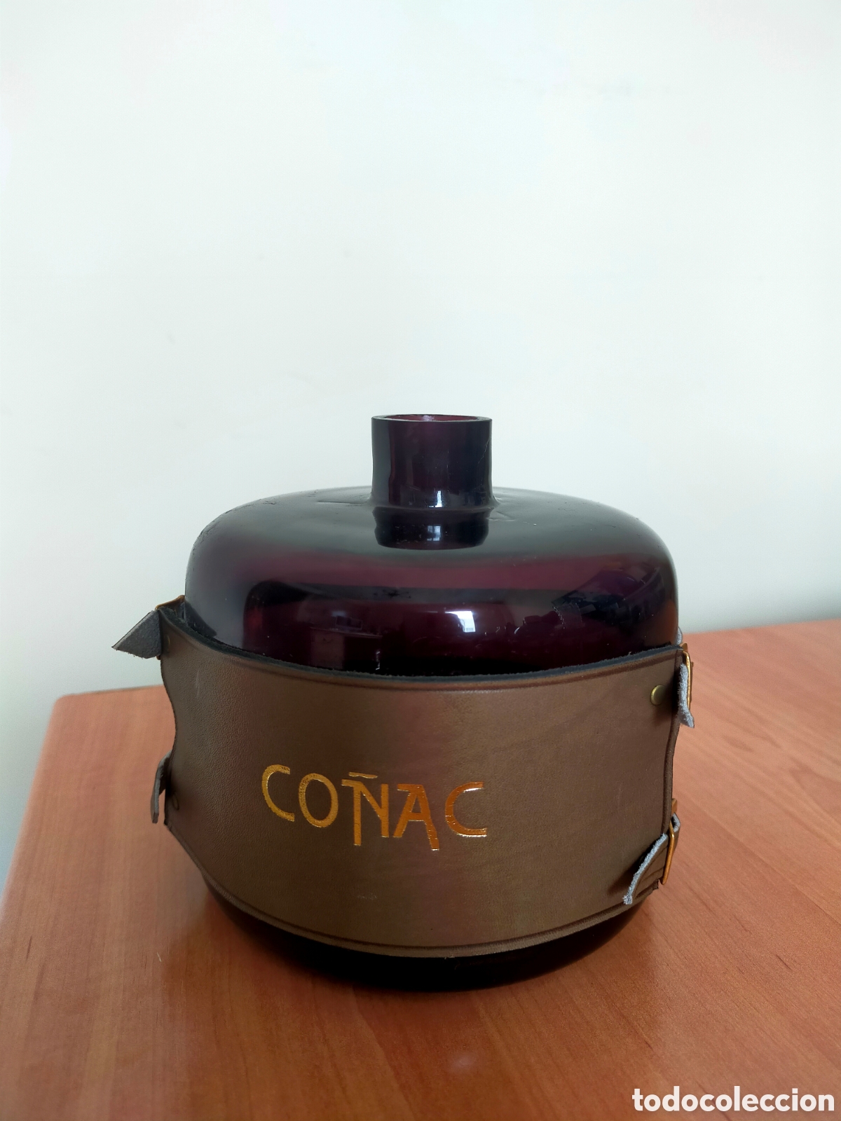 Vintage: Botella co&ntilde;ac con banda de cuero