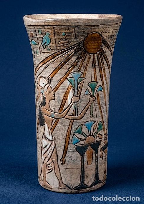 Vintage: Jarr&oacute;n Cer&aacute;mica Artesanal Neo-Egipcio &rdquo;Pi&egrave;ce Unique&rdquo;. Escena Dios At&oacute;n y Lotos. 26cm. 1,9kg. A&ntilde;os 70
