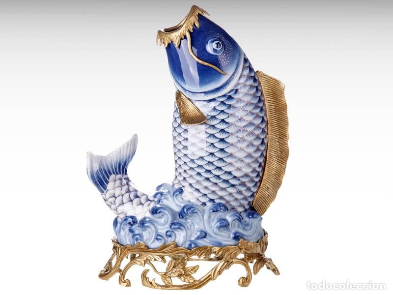 Vintage: Jarr&oacute;n de porcelana y bronce con forma de pez koi (1437)