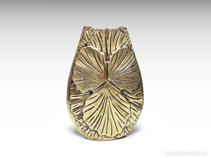 Vintage: Jarr&oacute;n de flores antiguo; fabricado en aluminio fundido con acabado bronce (1469)