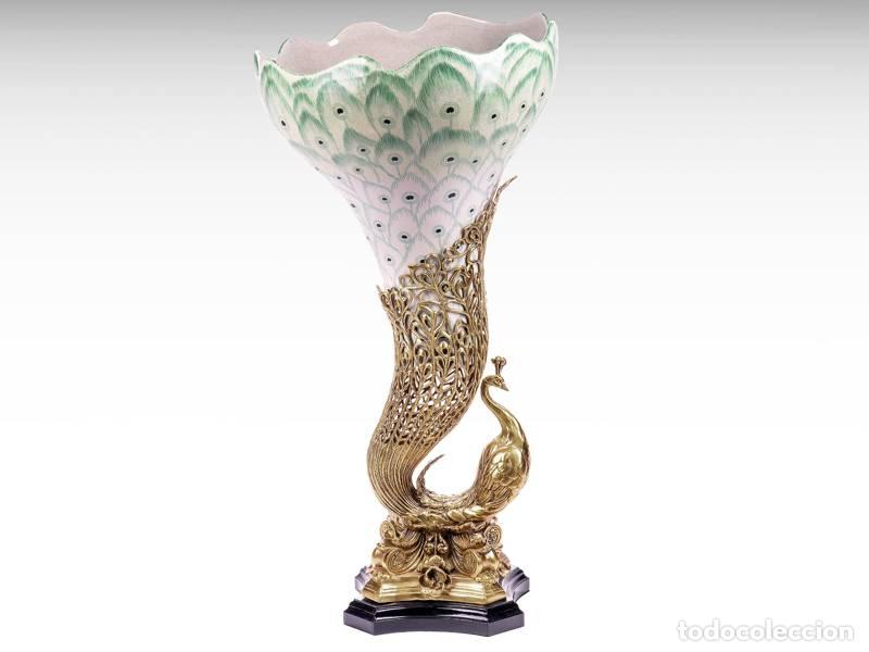 Vintage: Jarr&oacute;n de porcelana y bronce; con forma de pavo real - Regencia - 73 cm (1443)