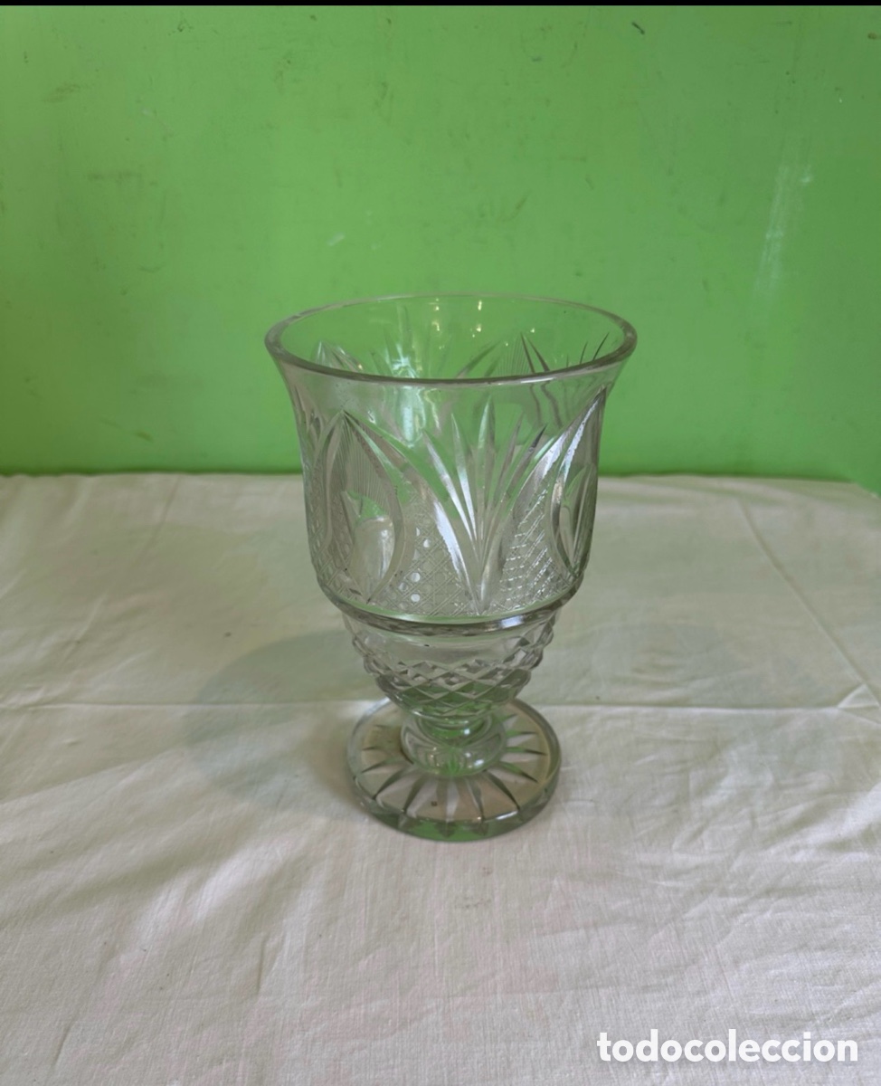 Vintage: Jarr&oacute;n antiguo de cristal bohemia tallado con pie estilo cl&aacute;sico decorativo