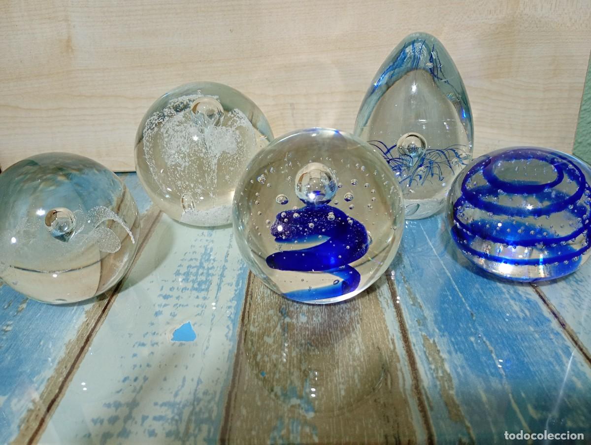 Vintage: PISAPAPELES DE CRISTAL DECORADO CON FLORES