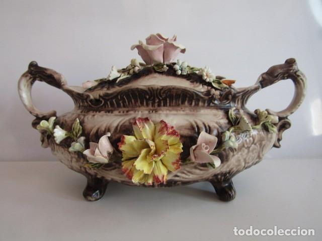 Vintage: PRECIOSA JABONERA JOYERO FLORES CAPODIMONTE S.XX, 3 HOJITAS ROTAS