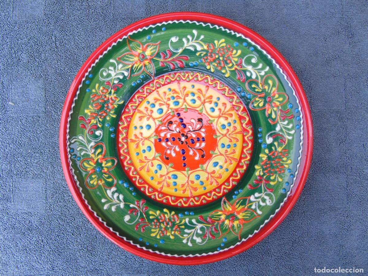 Vintage: PLATO DE CER&Aacute;MICA, NARANJAS Y AMARILLOS. FIRMADO ARROYO. LA RAMBLA (CORDOBA). 25CM.