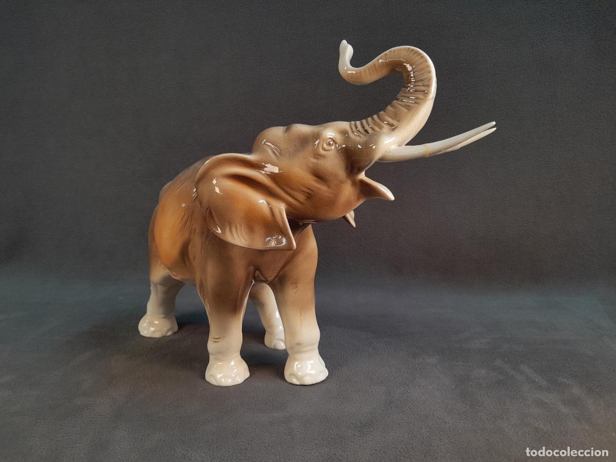 Vintage: FIGURA DE PORCELANA VIDRIADA. ELEFANTE EN SALUDO.ROYAL DUX. CHECOSLOVAQUIA. SIGLO XX.