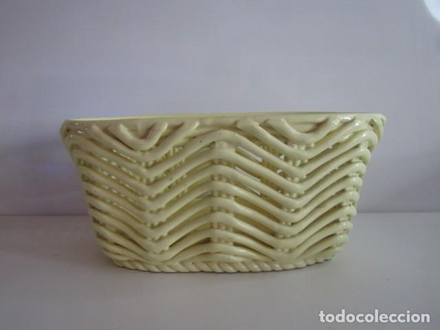 Vintage: PRECIOSA GRAN CESTA DE CERAMICA TRENZADA EN COLOR CREMA - 30 CM RAR