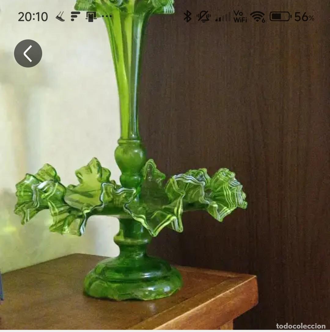 Vintage: Florero/frutero epergne de cristal verde con bordes ondulados decorados en blanco