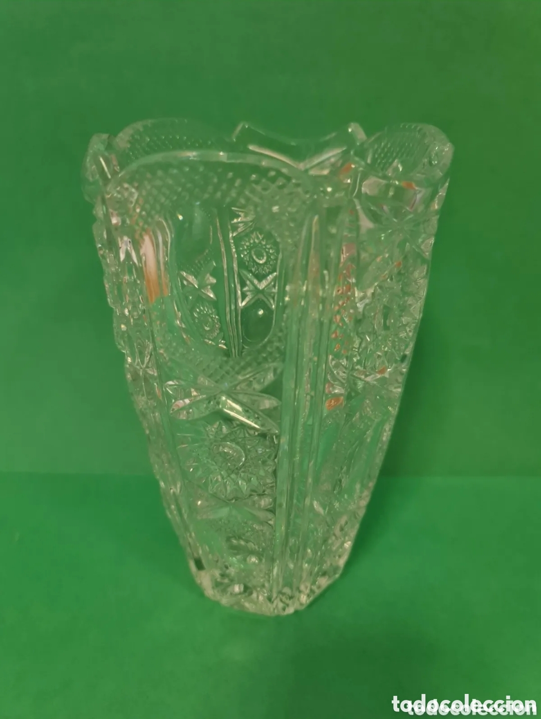Vintage: Antiguo jarron de cristal tallado.