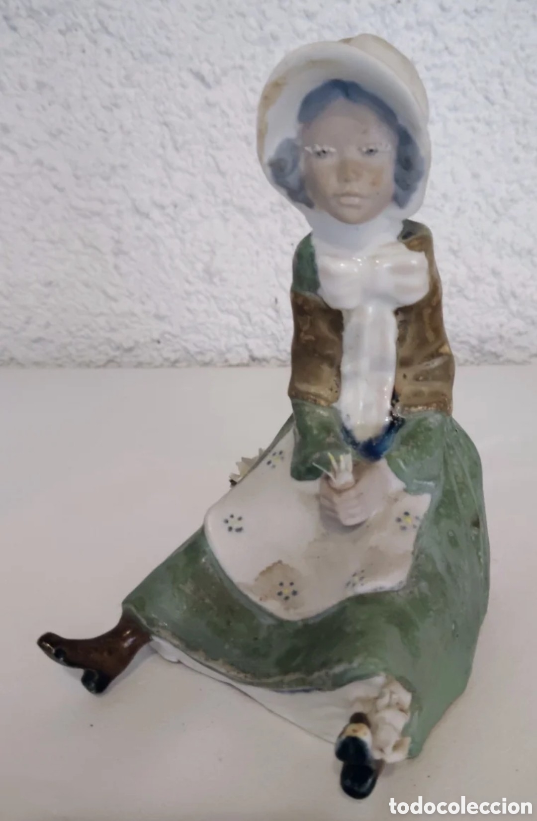 Vintage: Figura de porcelana que representa a una ni&ntilde;a sentada.