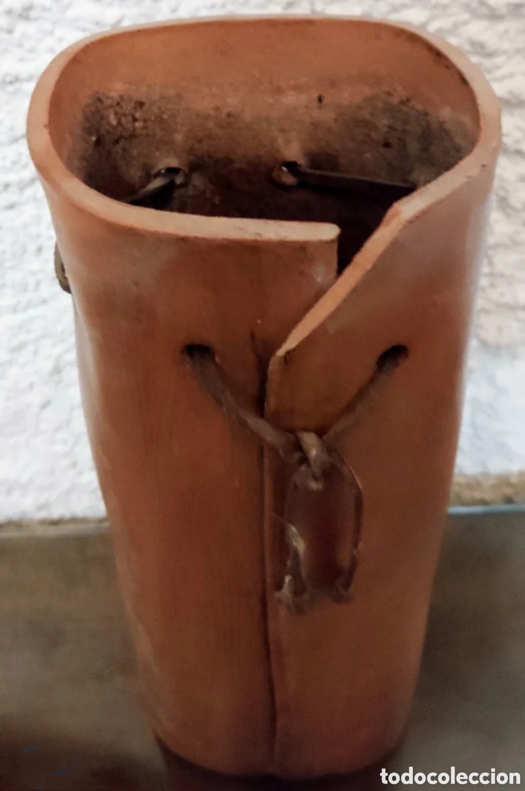 Vintage: Florero de barro cocido con adorno de cuero