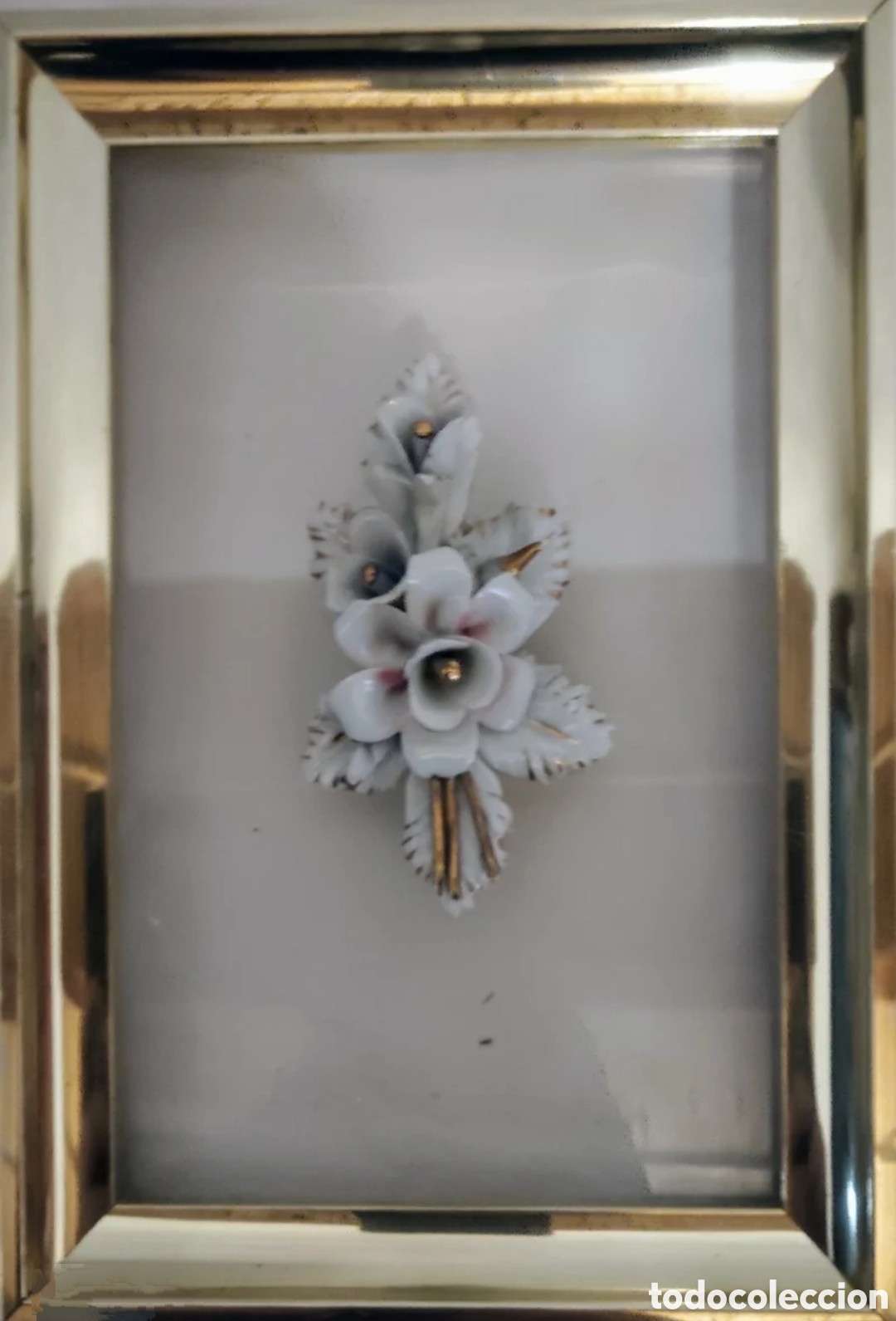 Vintage: Cuadro con flores de porcelana.