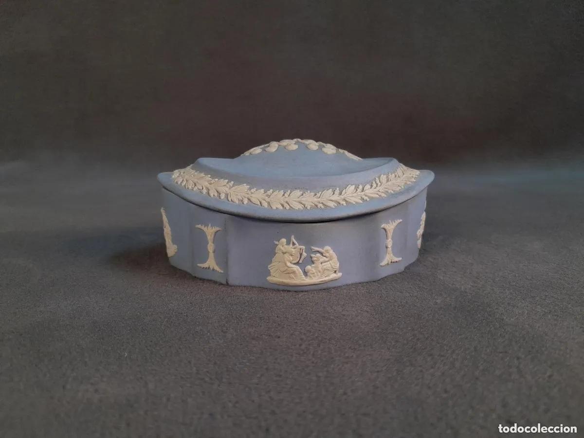 Vintage: CAJITA ALHAJERO EN PASTA AZUL TIPO JASPERWARE CON RELIEVES CL&Aacute;SICOS. SIGLO XX