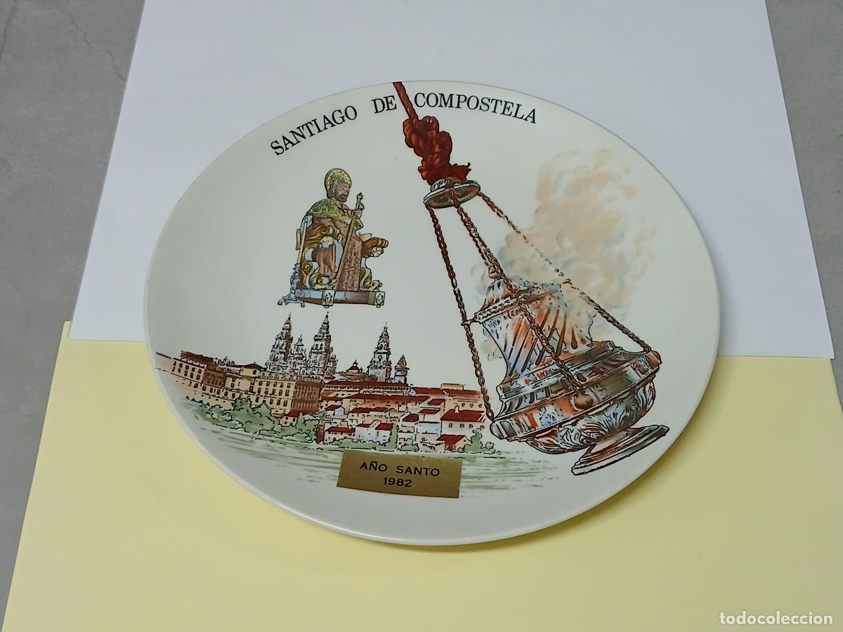 Vintage: Decoraci&oacute;n vintage. Plato a&ntilde;o santo compostelano 1982 (Santiago Compostela), 24 cm di&aacute;metro
