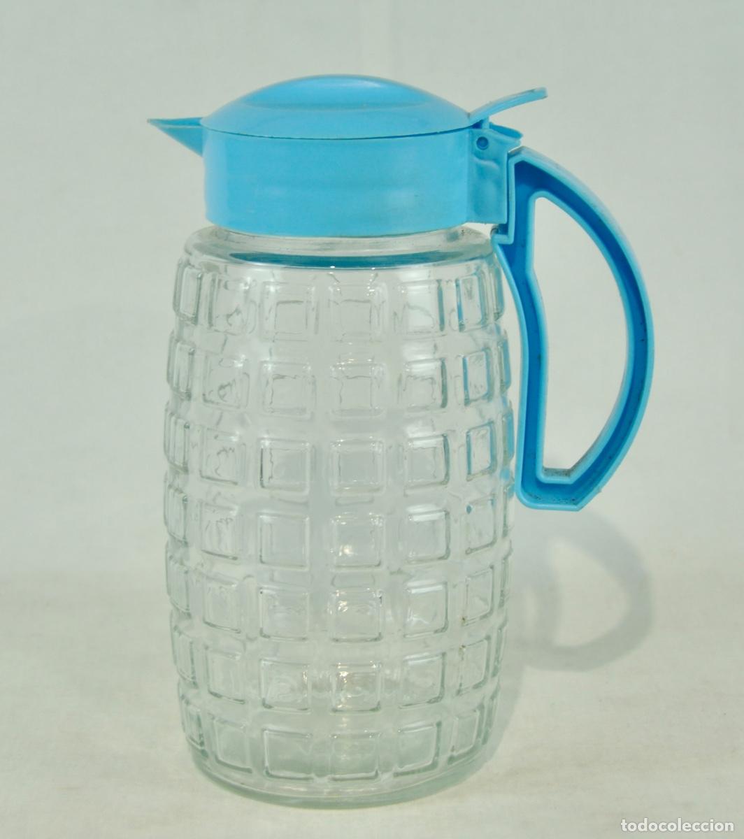 Vintage: Jarra agua cristal y tapa pl&aacute;stico azul