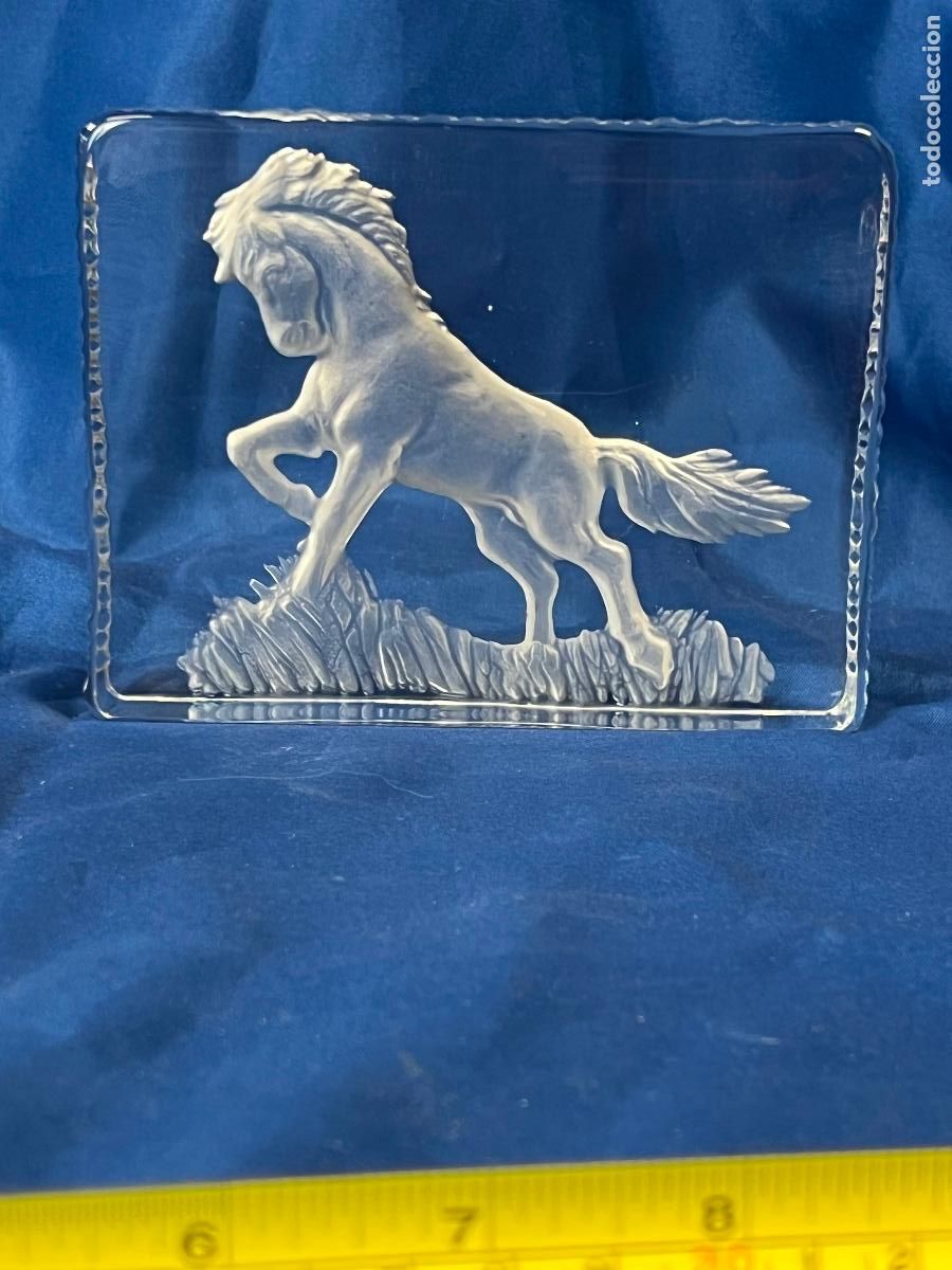 Vintage: Antiguo Bloque Pisapapeles de Cristal Sueco. Caballo en Intaglio / Relieve Invertido. C. 1970