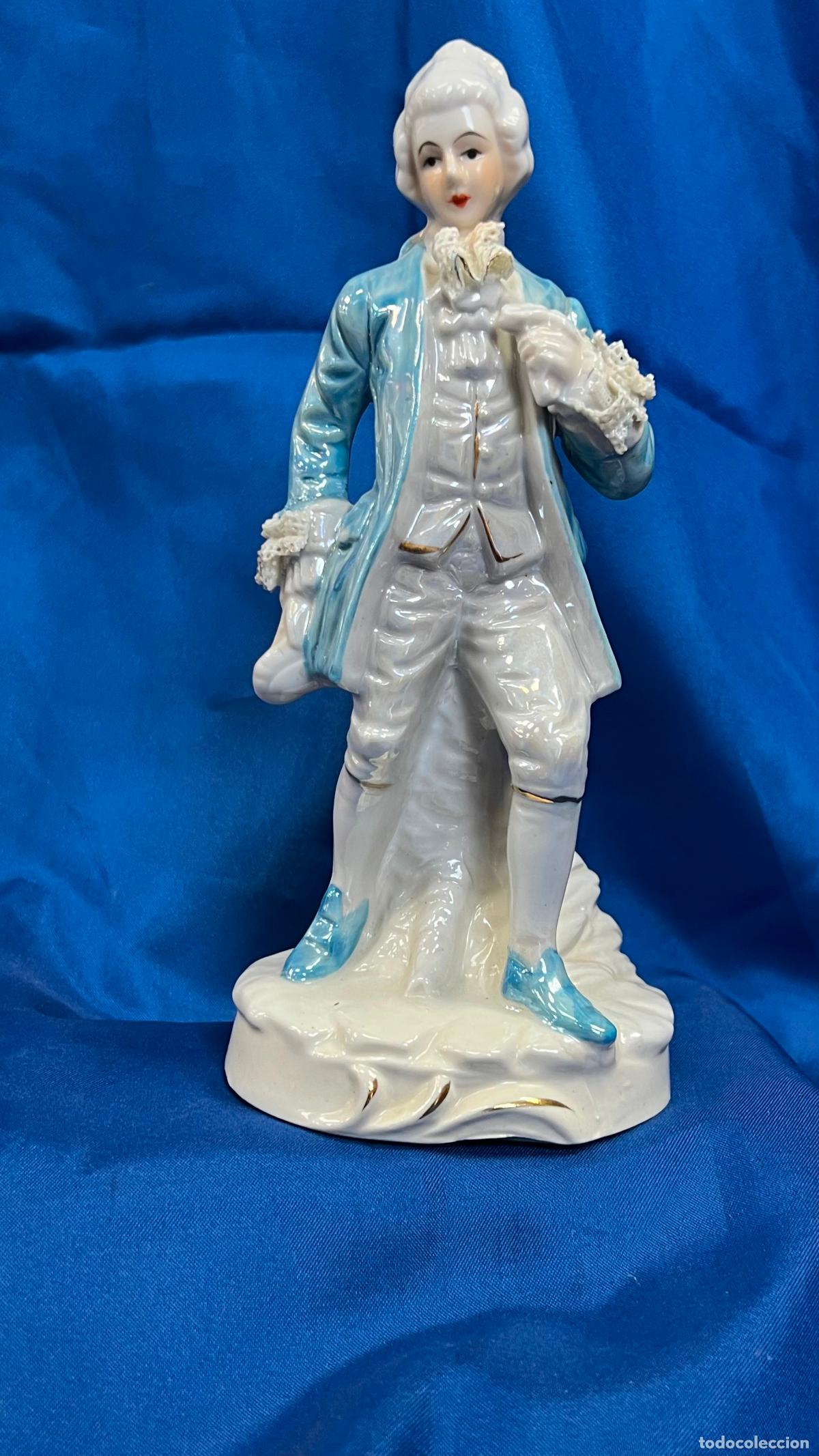 Vintage: Antigua Figura de Caballero de la Corte en Porcelana Iridiscente. Estilo Rococ&oacute;. Vintage