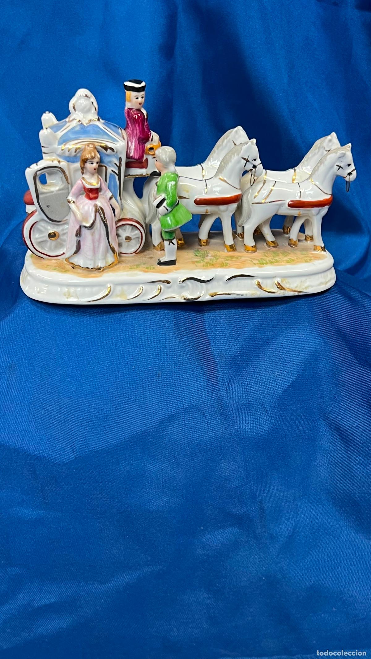 Vintage: Antigua Figura de Carroza de &Eacute;poca con Caballos. Porcelana Nacarada. Corea, C. 1970