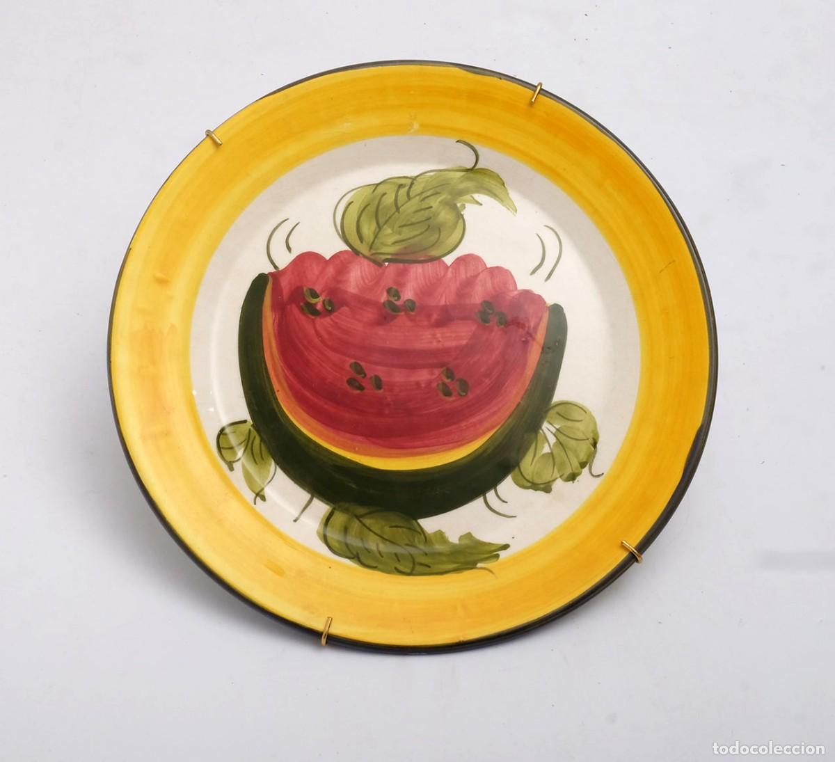 Vintage: Plato decorativo pintado a mano. Motivo sand&iacute;a.