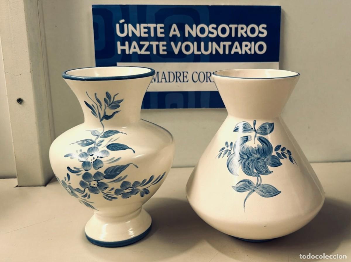 Vintage: Par de jarrones de porcelana pintado a mano con motivos florales azules.