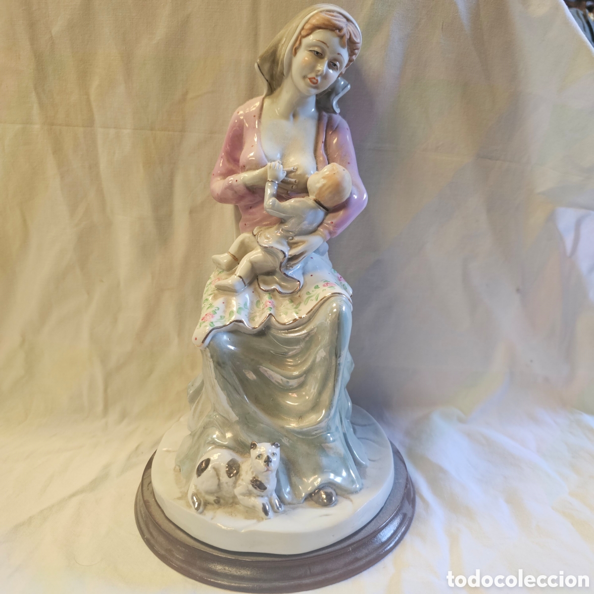 Vintage: Figura de ceramica sobre plano &rdquo; mujer dando pecho &rdquo; la maternidad.