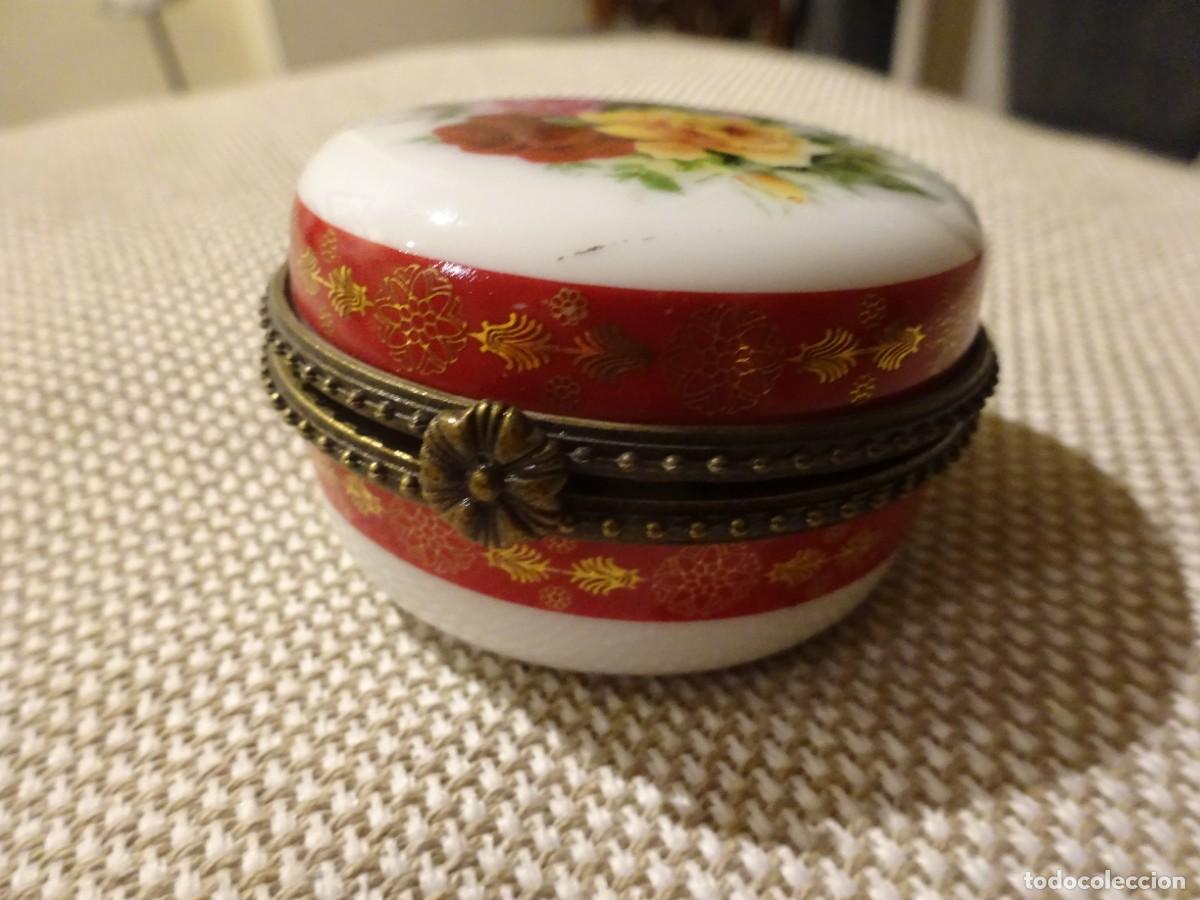 Vintage: CAJA CAJITA REDONDA DE PORCELANA ESMALTADA MONTADA EN LATON DORADO CON CIERRE, SELLO EN LA BASE