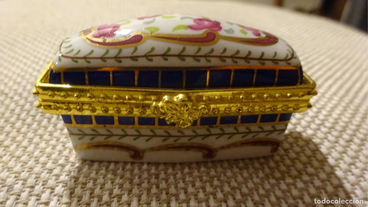 Vintage: CAJA CAJITA RECTANGULAR DE PORCELANA ESMALTADA MONTADA EN LATON DORADO CON CIERRE,