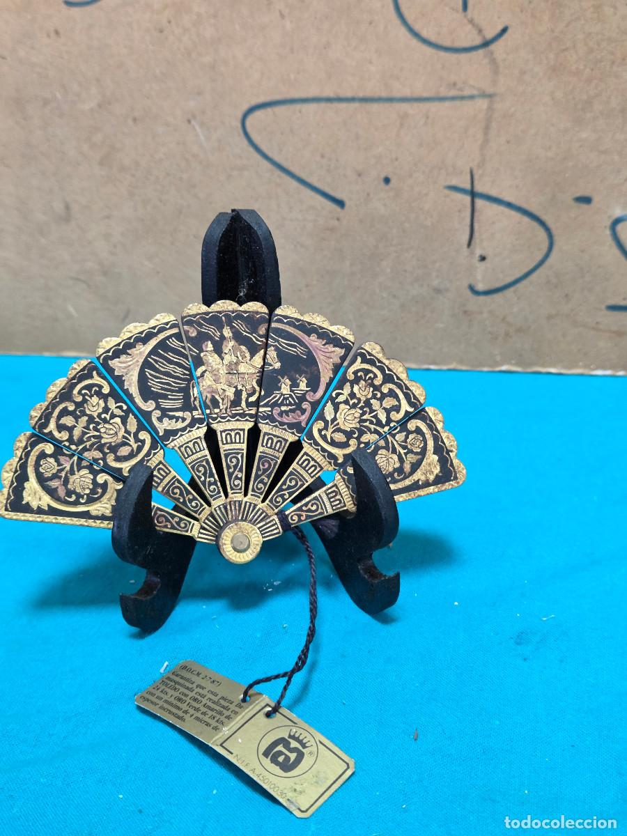 Vintage: mini abanico de metal repujado
