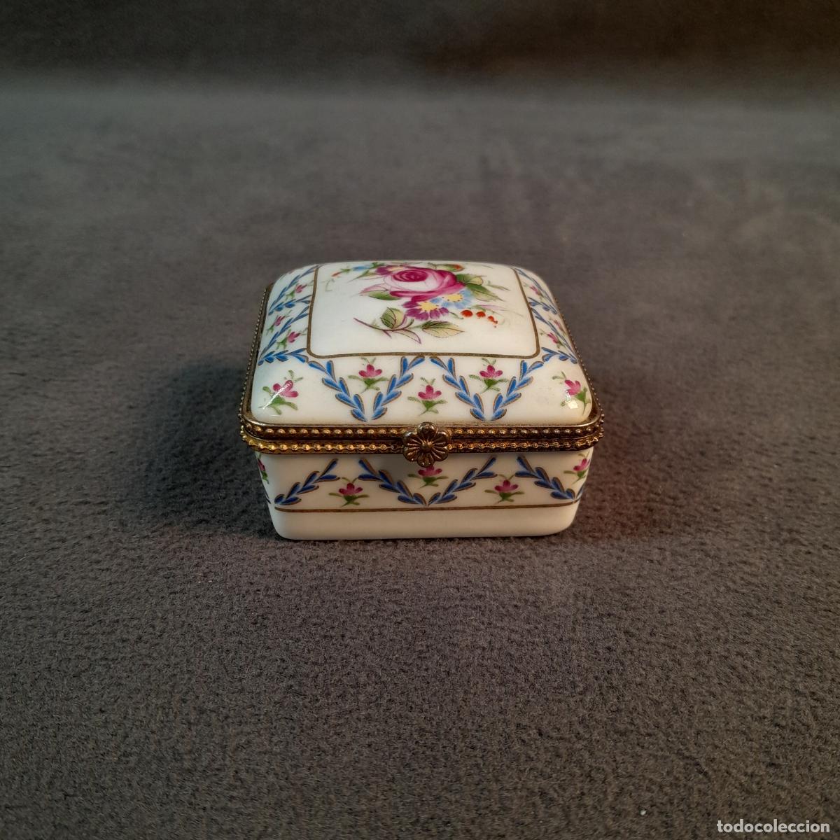 Vintage: J-4438.CAJITA DE PORCELANA CON REMATE EN LAT&Oacute;N DORADO.LIMOGES.FRANCIA SIGLO XX.