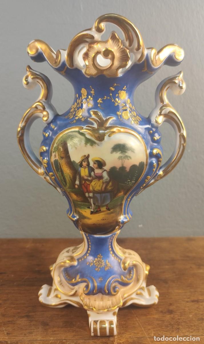 Vintage: Jarr&oacute;n de porcelana vintage con escena rom&aacute;ntica
