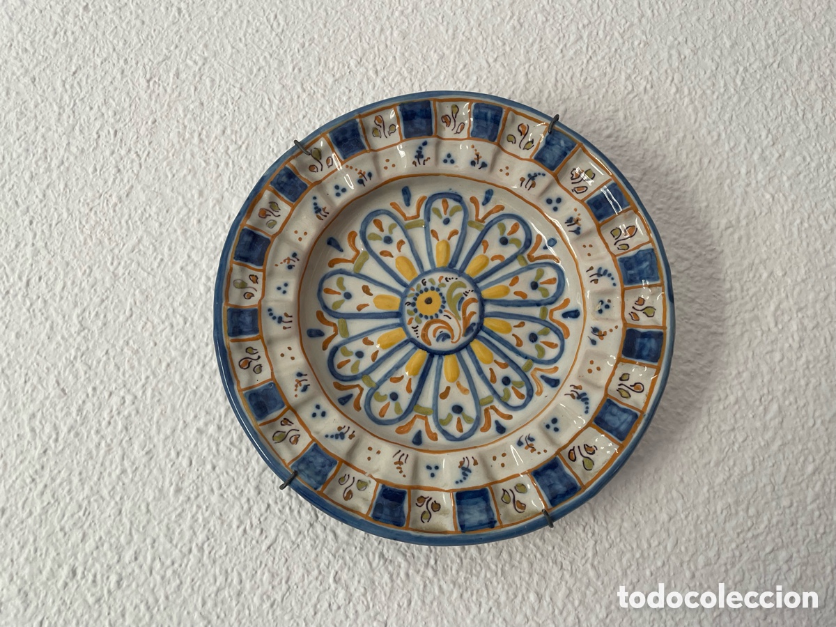 Vintage: Plato cer&aacute;mica artesanal espa&ntilde;ola Talavera pintado a mano roseta floral, 23 cm, s. XX
