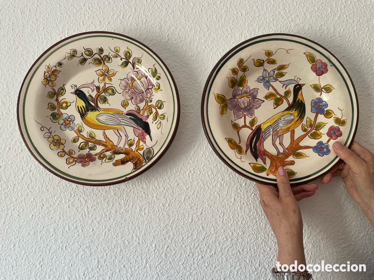 Vintage: Pareja platos cer&aacute;mica artesanal espa&ntilde;ola pintados a mano p&aacute;jaro y flores, 29,5 cm, s. XX