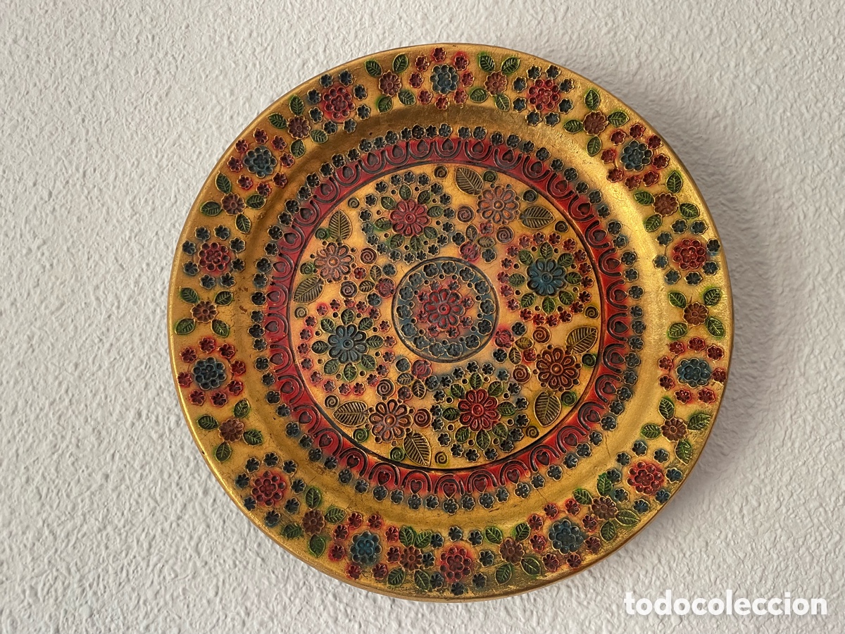 Vintage: Plato cer&aacute;mica artesanal en relieve reflejos met&aacute;licos OR-Platinium Castell&oacute;n, 30,5 cm, s. XX