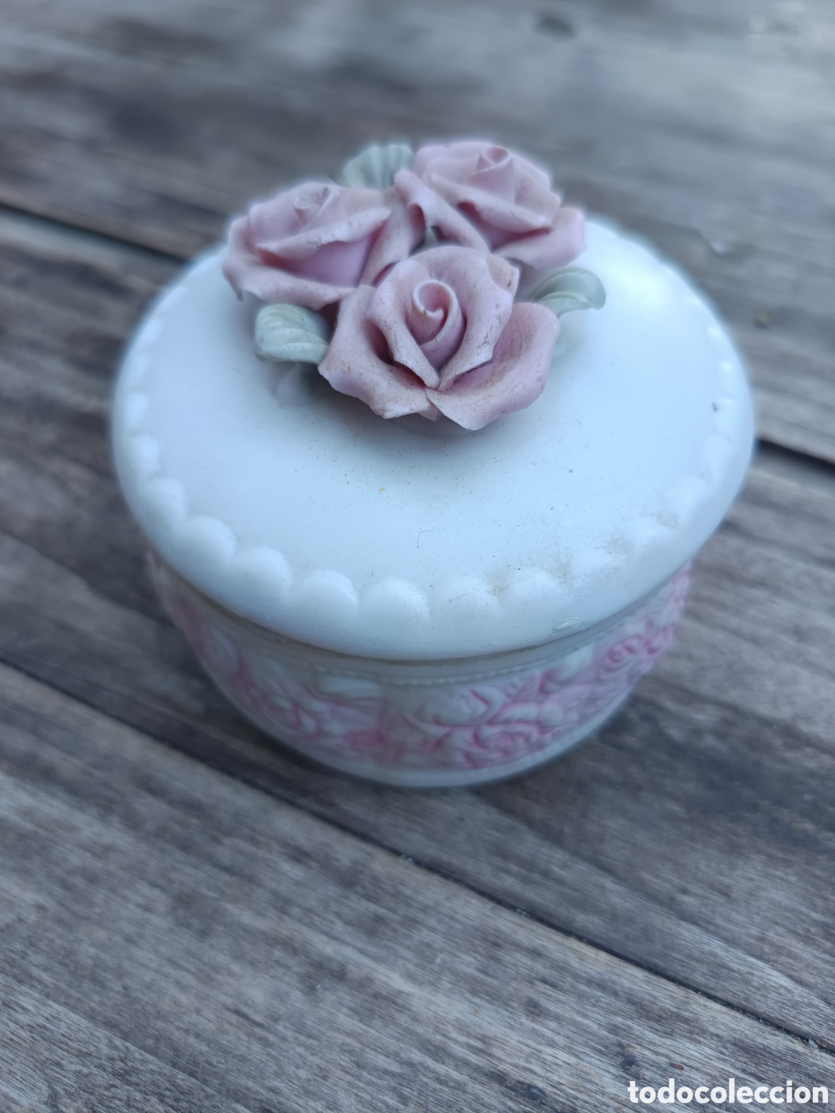 Vintage: Joyero de biscuit rosas en relieve