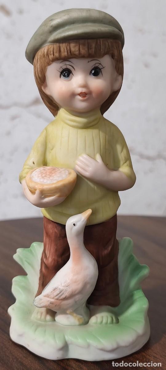 Vintage: FIGURA VINTAGE DE PORCELANA DE NI&Ntilde;O ALIMENTANDO A UN GANSO (14 CM. DE ALTURA, APROXIMADAMENTE)