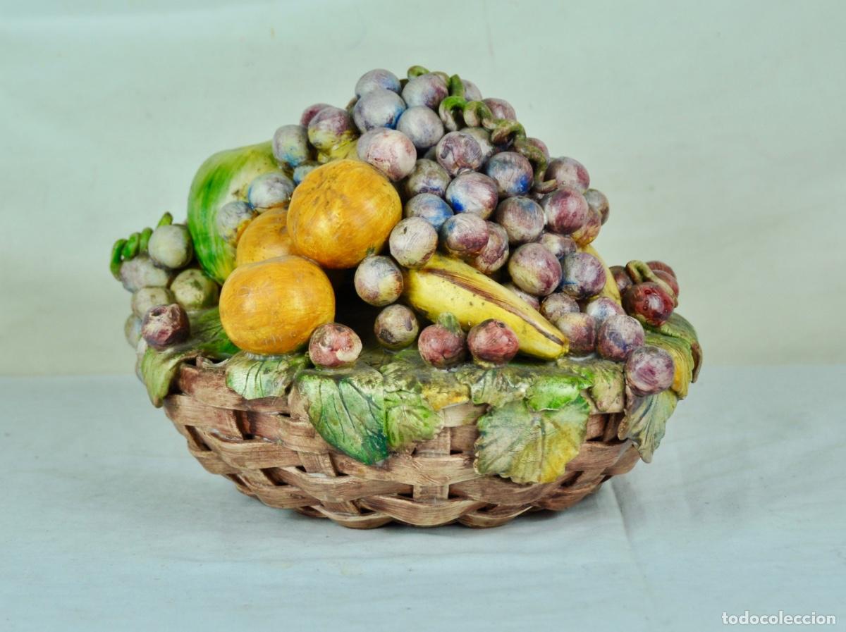 Vintage: Delicado centro de frutas en cer&aacute;mica