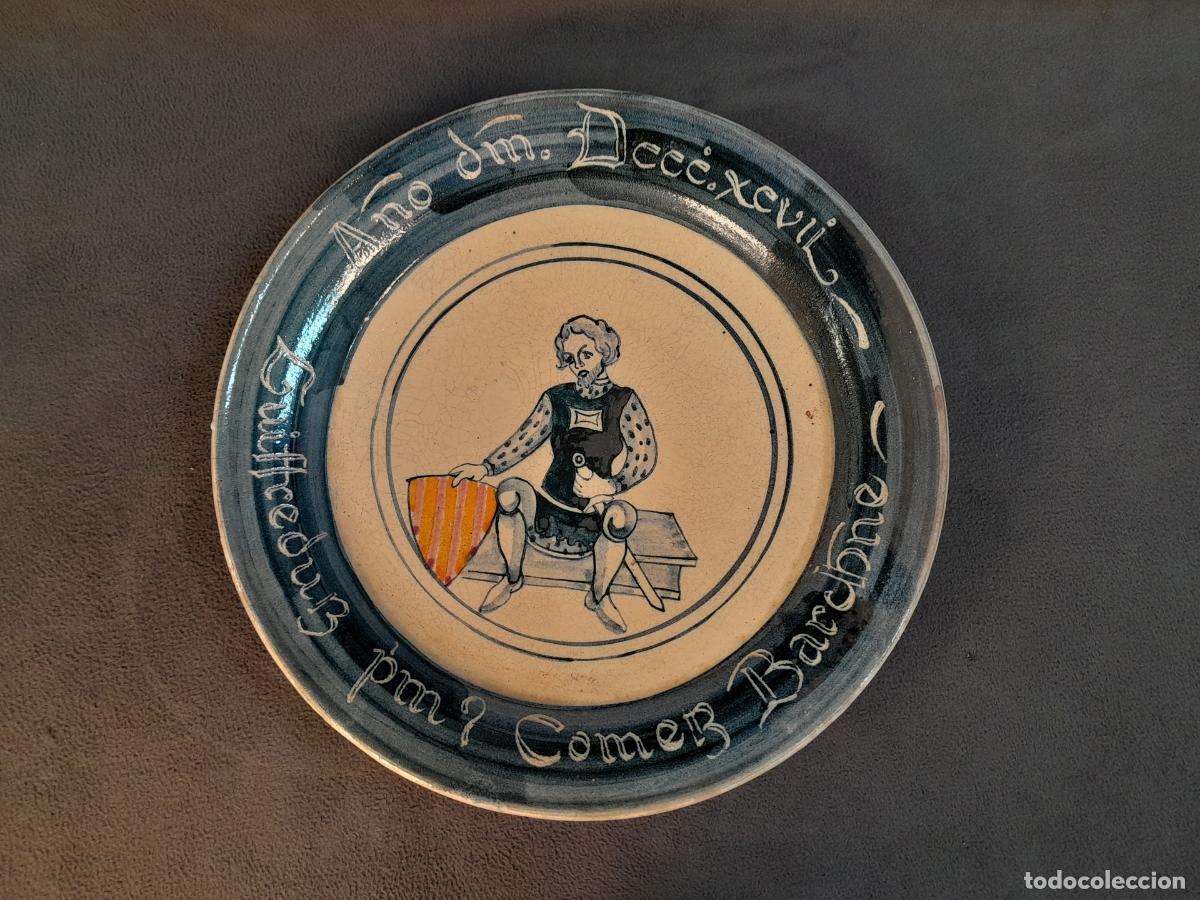 Vintage: PLATO DECORATIVO CON FIGURA NOBLE Y LEYENDA HIST&Oacute;RICA.CER&Aacute;MICA ESMALTADA.AAH.SOTOMAYOR.1982