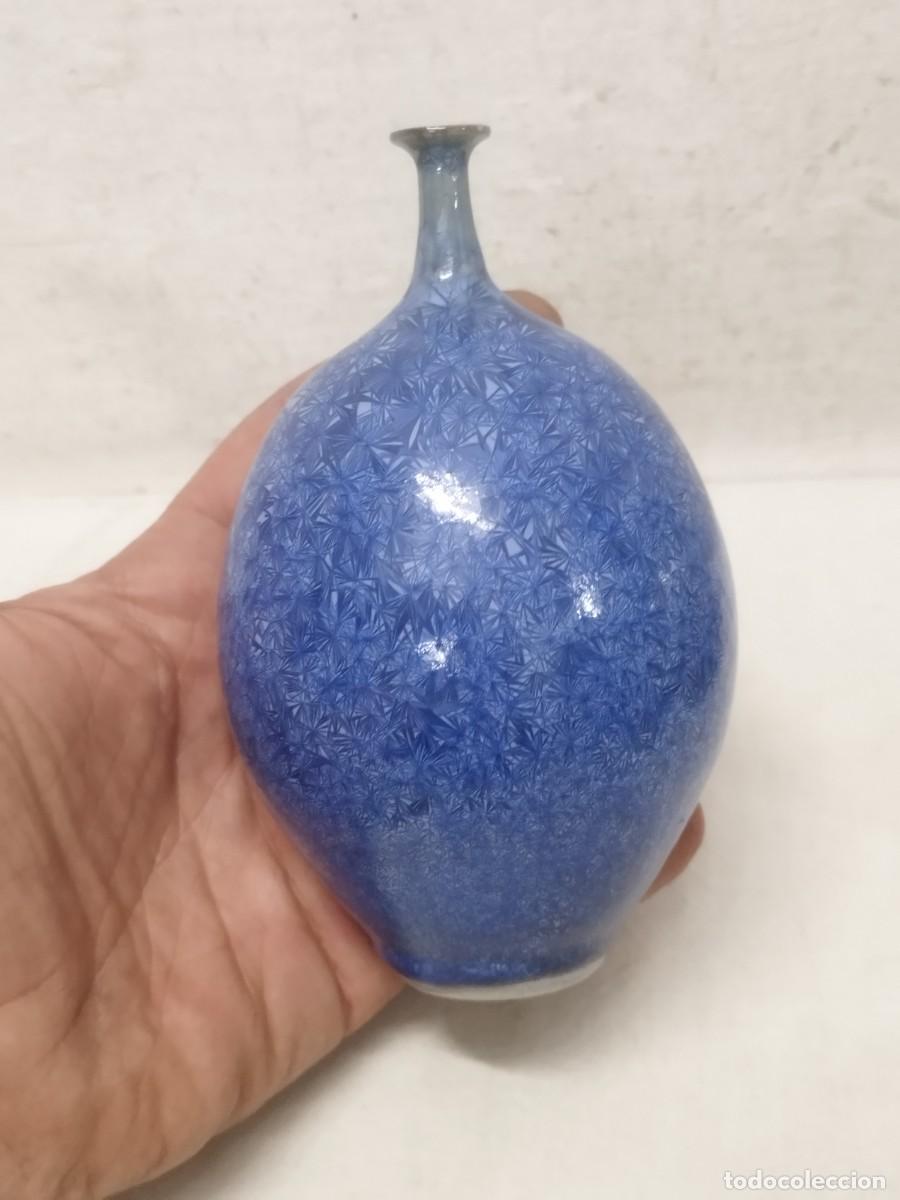 Vintage: Antiguo peque&ntilde;o jarr&oacute;n o florero a identificar. Pintado, de color azul.