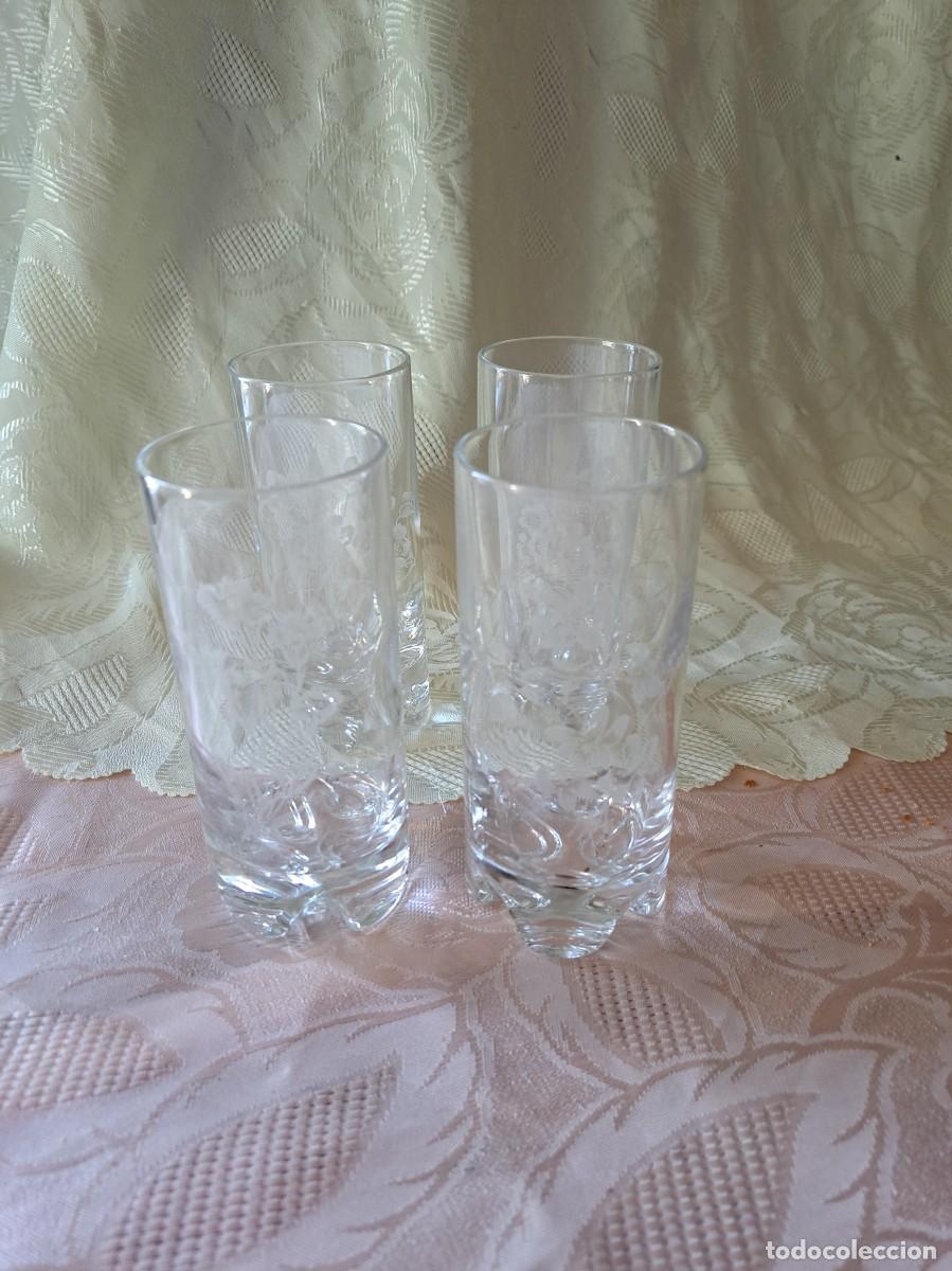 Vintage: Juego de 4 vasos de agua o zumo flores gravadas.