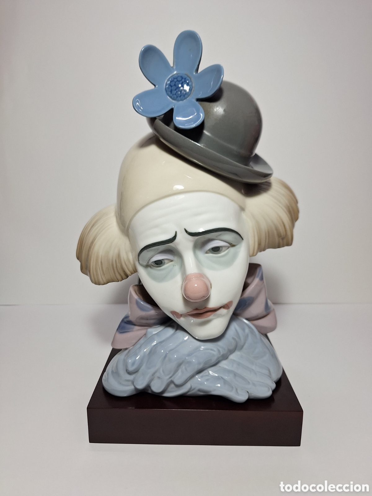 Vintage: Preciosa figura payaso Lladr&oacute; Cer&aacute;mica con base de madera original. Ref 5130.