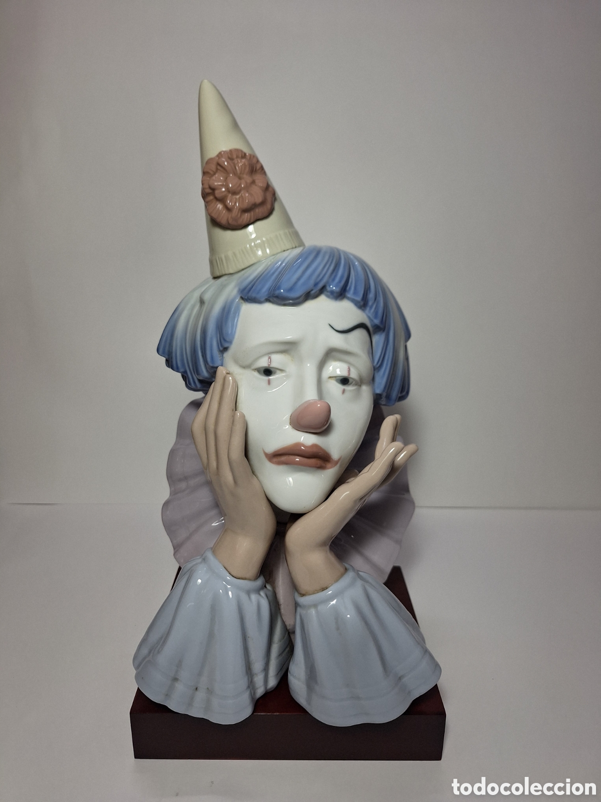 Vintage: Figura Payaso Pensativo Lladr&oacute; ceramica con pie madera original. Ref 5129. En perfecto estado.