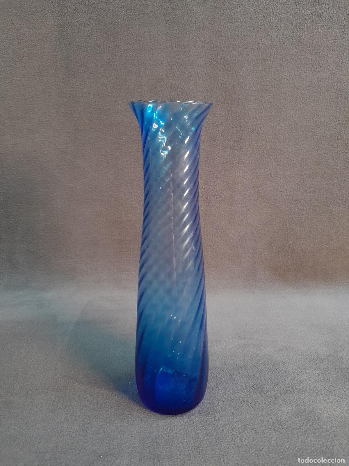 Vintage: FLORERO PEQUE&Ntilde;O DE CRISTAL.VIDRIO SOPLADO EN ESPIRAL.COLOR AZUL COBALTO. SEGUNDA MITAD SIGLO XX