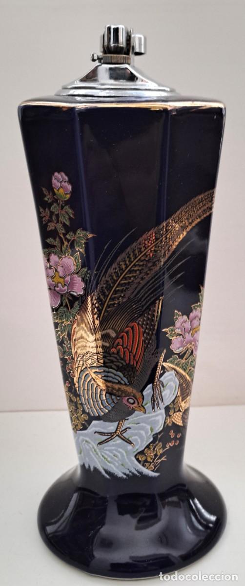 Vintage: MECHERO DE SOBREMESA EN FORMA DE JARRON DE CERAMICA CON MOTIVO ORIENTAL. MECHEJARRON-01