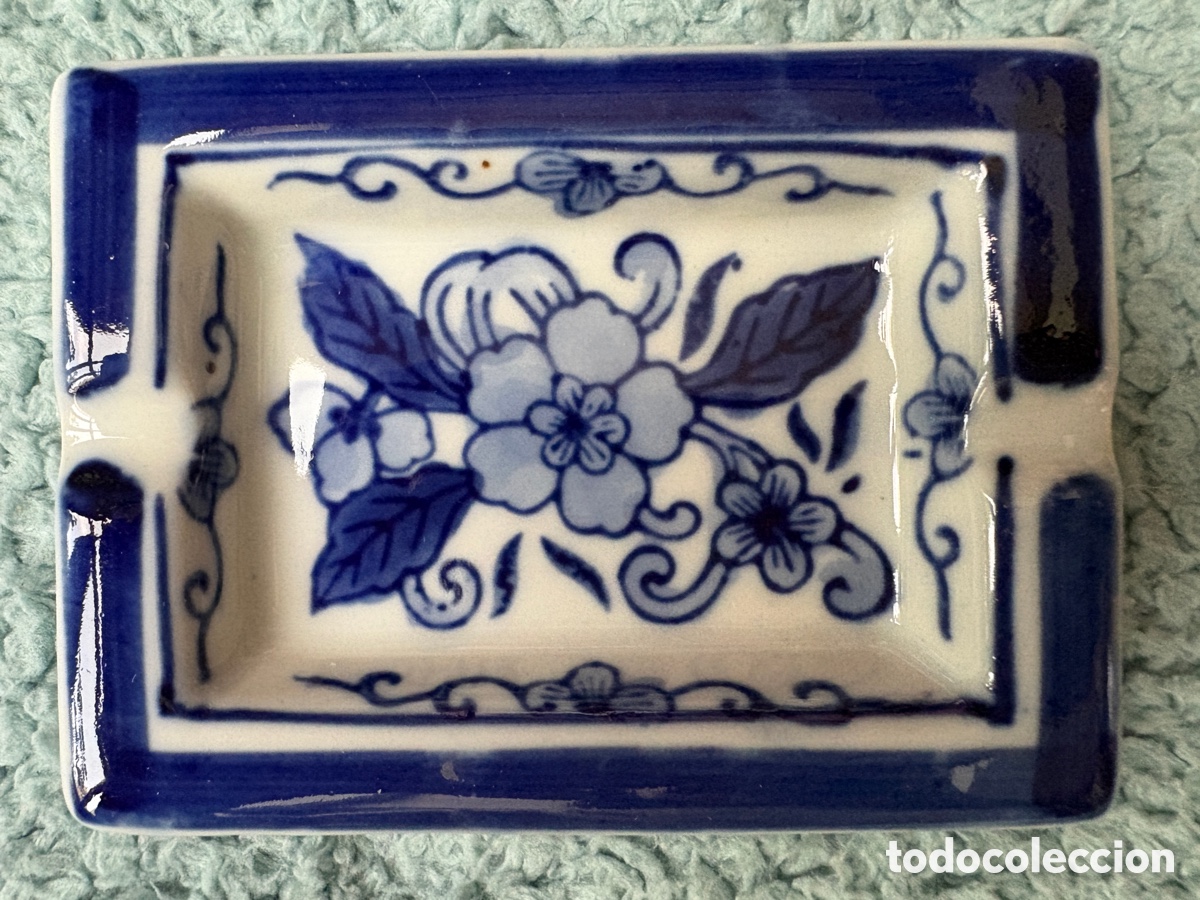 Vintage: (L787) Cenicero rectangular cer&aacute;mico / Vac&iacute;abolsillos. Viejo Valle. Decoraci&oacute;n floral azul y blanco.